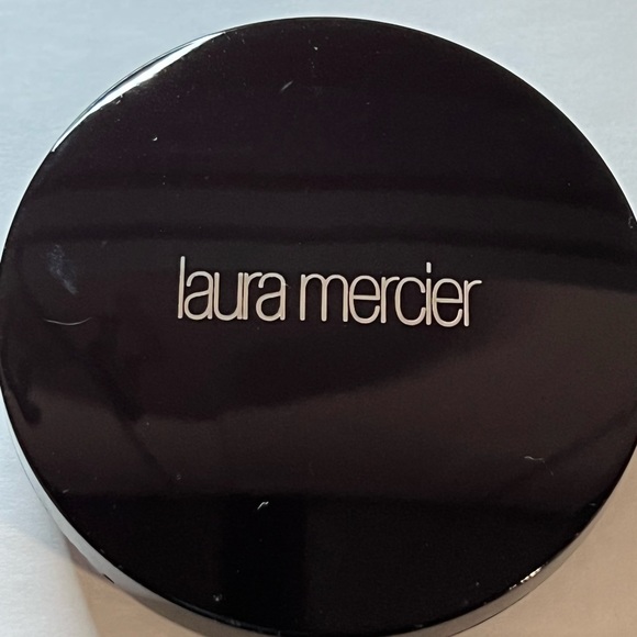 Laura Mercier smooth finish foundation powder - Picture 3 of 7